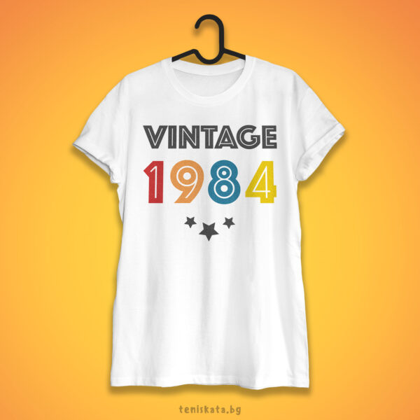 Тениска за рожден ден с Vintage 1984 и звезди, детайл от щампата