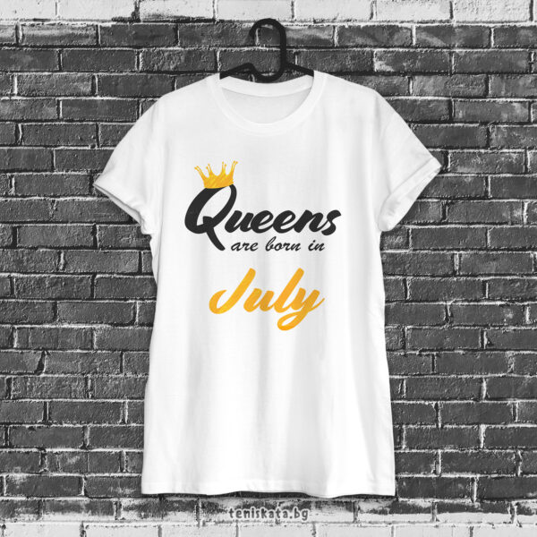 Тениска с щампа за рожден ден - Кралиците са родени през Юли Тениска с Queens are born in July в жълто, детайл от щампата