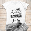 Кралете са родени през Юли - тениска с щампа за рожден ден Kings are born in July и черна лента върху бял памук