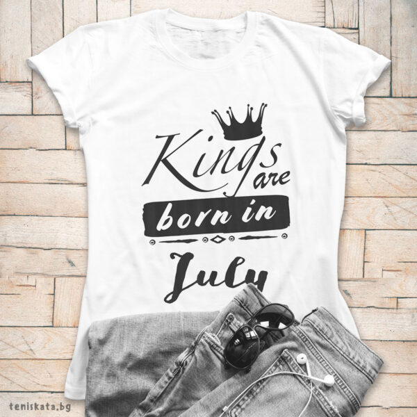 Кралете са родени през Юли - тениска с щампа за рожден ден Kings are born in July и черна лента върху бял памук