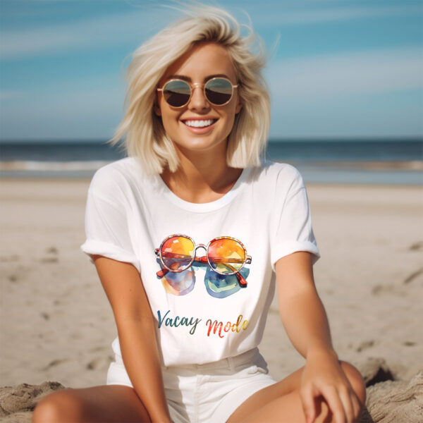 Тениска със слънчеви очила и надпис Vacay Mode, детайл от щампата