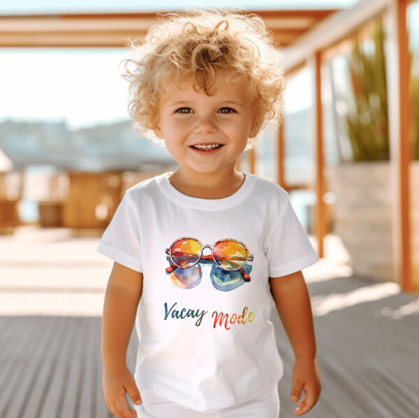 Слънчеви очила и надпис Vacay Mode върху бял памук