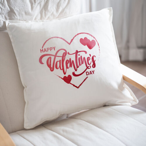 Възглавница със сърце и надпис Happy Valentines Day