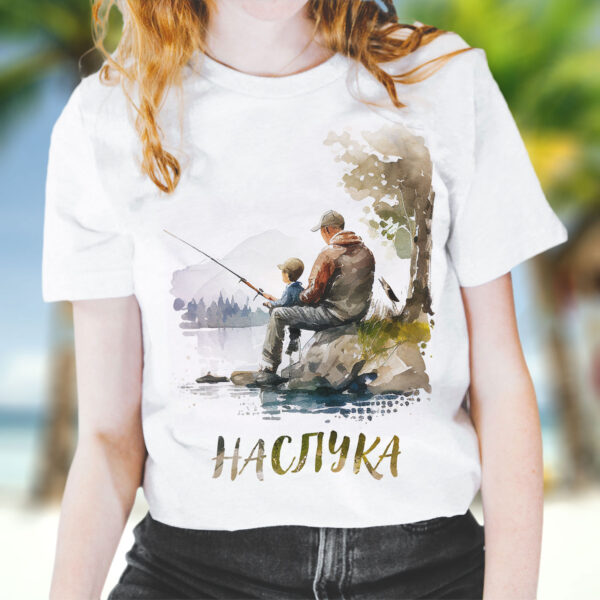 WB0450 17 Тениска с баща и дете на брега и надпис Наслука, бял органичен памук