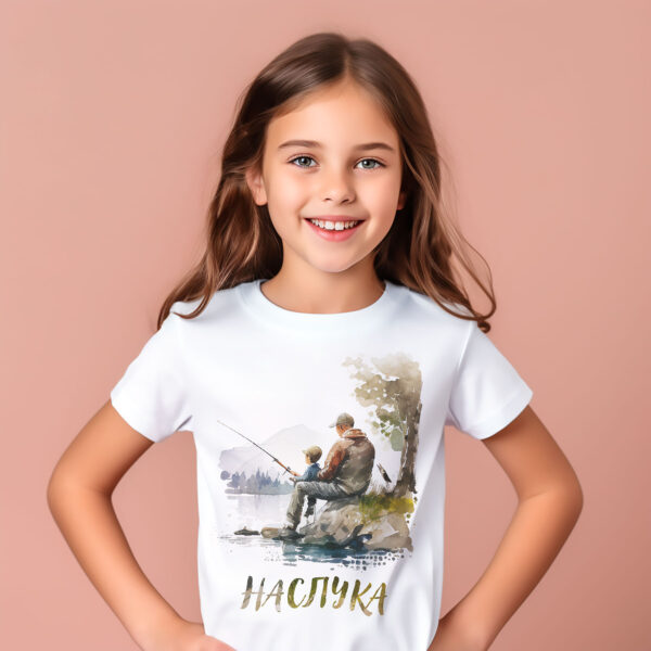 WB0450 9 Тениска с баща и дете на брега и надпис Наслука, детайл от щампата