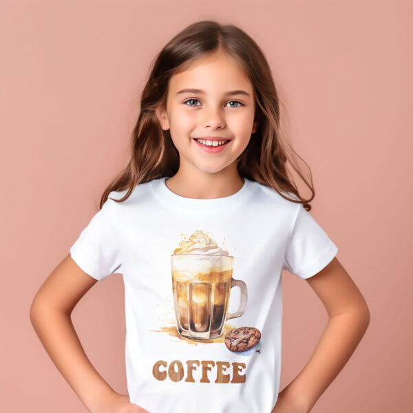 Тениска с високо кафе с крем и надпис Coffee, детайл от щампата