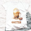 Високо кафе с крем и надпис Coffee върху бял памук