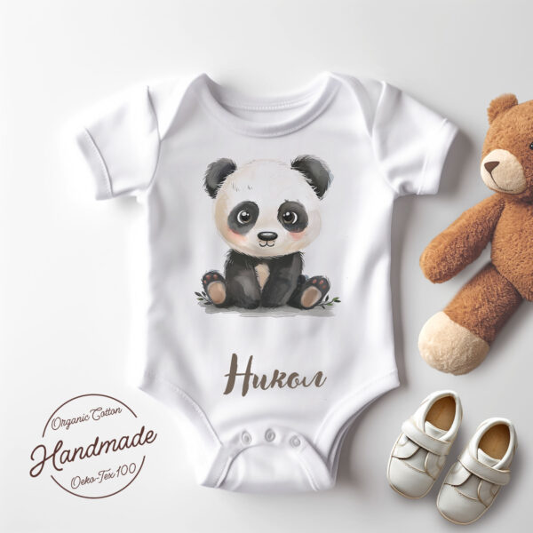 Panda WB0952 1 Панда, седнала върху бял памук