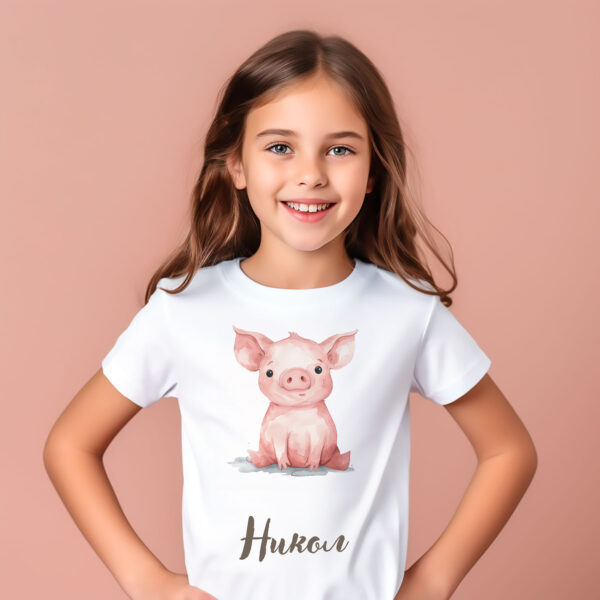 Pig WB0938 15 Детска тениска с прасенце, седнало, бял органичен памук