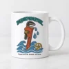 Бяла чаша с тръбен ключ, капки, кран и надпис за водопроводчик Бяла чаша с тръбен ключ, капки, кран и надпис за водопроводчик