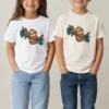 Деца с бяла и натурална детска тениска с ленивец, прегърнал клон – дизайн за малки деца