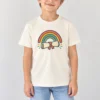 Момче с натурална детска тениска с дъга над диплома – дизайн за малки деца