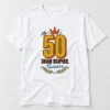 Тениска с корона, лаврови клонки, звезди и надпис На 50 знам всичко, питайте – бяла тениска