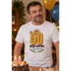 Тениска с корона, лаврови клонки, звезди и надпис На 50 знам всичко, питайте – снимка с модел