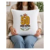 Тениска с корона, лаврови клонки, звезди и надпис На 50 знам всичко, питайте – и като възглавница