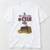 Тениска с купчина книги, настолна лампа, луна и надпис Още една глава и спя – бяла тениска Тениска с купчина книги, настолна лампа, луна и надпис Още една глава и спя – бяла тениска