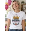 Тениска с корона, торта със свещички и надпис Кралицата на рождения ден – снимка с модел