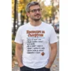 Тениска с Преводач за съпрузи и смешни преводи на семейни фрази – снимка с модел Тениска с Преводач за съпрузи и смешни преводи на семейни фрази – снимка с модел