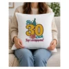 Тениска с едро жълто 30, парти шапка, книжка и надпис Къде е инструкцията – и като възглавница