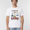 Мъжка тениска с везни на правосъдието, чукче, сочеща ръка и надпис Адвокат. Възразявам. – на мъж