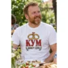 Мъжка тениска с две преплетени златни халки, сърце и надпис Кум номер едно – снимка с модел Мъжка тениска с две преплетени златни халки, сърце и надпис Кум номер едно – снимка с модел