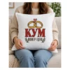 Мъжка тениска с две преплетени златни халки, сърце и надпис Кум номер едно – и като възглавница Мъжка тениска с две преплетени златни халки, сърце и надпис Кум номер едно – и като възглавница