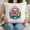 Бяла възглавница с голямо число 60 и надпис за най-добрата юбилярка