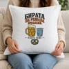 Бяла възглавница с шеговит надпис Бирата не решава проблеми, водата също