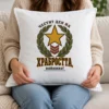 Бяла възглавница със златна звезда, нашивки, лавров венец и поздрав за Деня на храбростта Бяла възглавница със златна звезда, нашивки, лавров венец и поздрав за Деня на храбростта