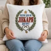 Бяла възглавница с лавров венец, звезда, стетоскоп сърце и поздрав за лекаря