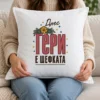 Бяла възглавница с надпис Днес е шефката и име на именничката Бяла възглавница с надпис Днес е шефката и име на именничката