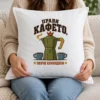 Бяла възглавница с кафеник с пара и надпис правя кафето, значи командвам Бяла възглавница с кафеник с пара и надпис правя кафето, значи командвам