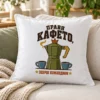 Бяла възглавница с кафеник с пара и надпис правя кафето, значи командвам – на дивана Бяла възглавница с кафеник с пара и надпис правя кафето, значи командвам – на дивана