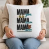 Бяла възглавница с надпис мама знае, мама вижда, мама помни Бяла възглавница с надпис мама знае, мама вижда, мама помни