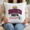 Бяла възглавница с корона, полумесец, звезди и надпис Моминско парти. Спим утре
