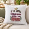 Бяла възглавница с корона, лаврови клонки, звезди и надпис Не съм спорила – на дивана