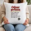 Бяла възглавница с офис речник и малка чашка кафе