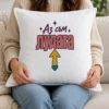 Бяла възглавница с розов надпис Аз съм лудата, стрелка нагоре и сърце Бяла възглавница с розов надпис Аз съм лудата, стрелка нагоре и сърце