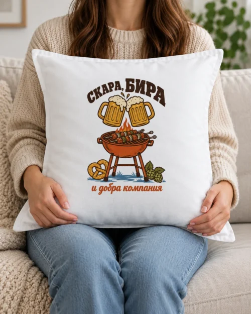 Бяла възглавница с грил, шишчета, чукащи се халби, брецел и хмел Бяла възглавница с грил, шишчета, чукащи се халби, брецел и хмел