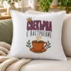 Бяла възглавница с чаша кафе, пара сърце, корона и надпис свекърва с настроение – на дивана