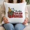 Бяла възглавница с червен подарък, парти шапка и надпис Таен Дядо Коледа Бяла възглавница с червен подарък, парти шапка и надпис Таен Дядо Коледа