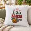 Бяла възглавница с портокал, канела, снежинки и надпис Весела Коледа с име – на дивана Бяла възглавница с портокал, канела, снежинки и надпис Весела Коледа с име – на дивана
