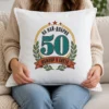 Бяла възглавница с числото 50 и надпис На най-добрия юбиляр в света Бяла възглавница с числото 50 и надпис На най-добрия юбиляр в света
