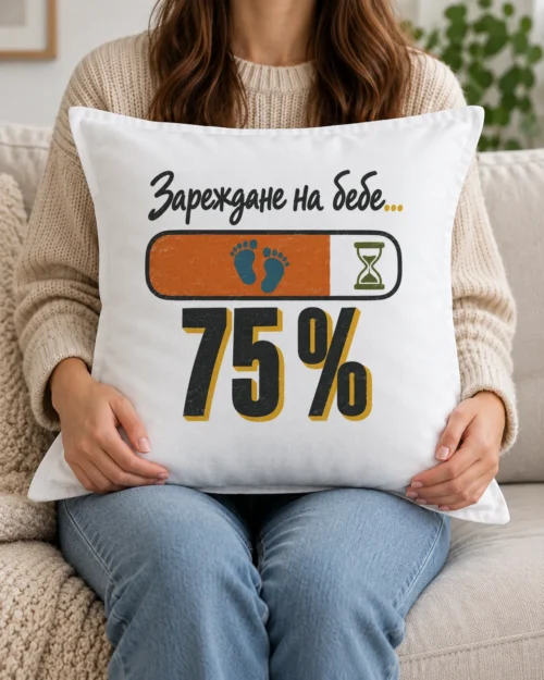 Бяла възглавница с лента за зареждане 75%, бебешки стъпки и пясъчен часовник