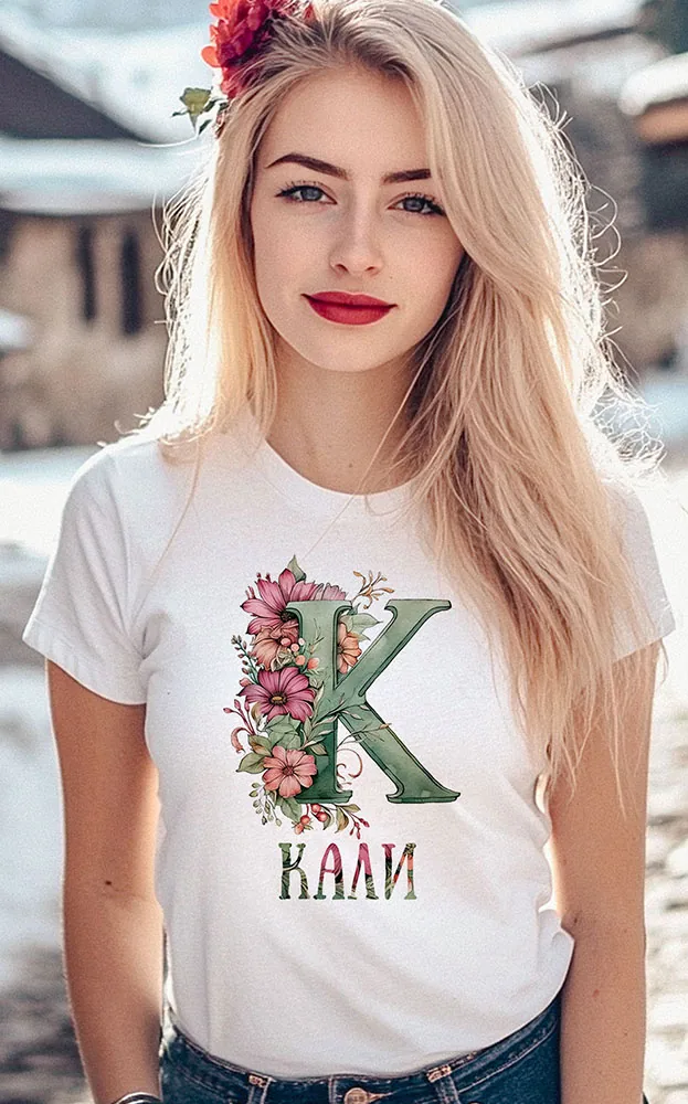 Жена с бяла тениска с буква К от цветя и името Кали